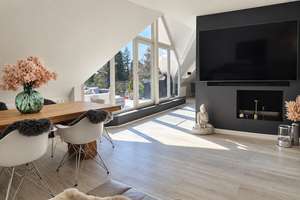 Raum & Design: 4,5 Zi-Penthouse-Maisonette. Kamin. Dachterrasse. Loggia. 3 Bäder. Garage.