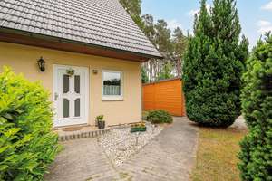 Familienglück mit Pool und großem Garten – naturnah & energieeffizient wohnen – Die vollständige Adresse der Immobilie erhältst du vom Anbieter., 14822 Borkheide – Vorschaubild 1