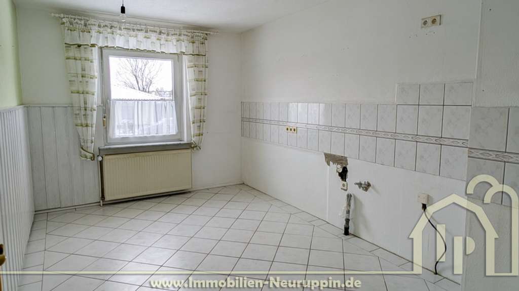 Immobilie in Neuruppin - Teilmodernisiertes Einfamilienhaus mit Vollkeller, Doppelgarage und 689 m² Grundstück in Neuruppin - Bild 3