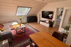 Helle 2- Zimmer DG Wohnung mit EBK, Balkon und Stellplatz