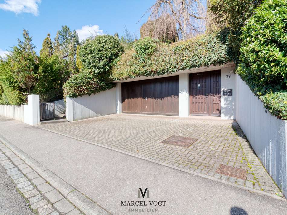 Doppelgarage links mit Zugang 
