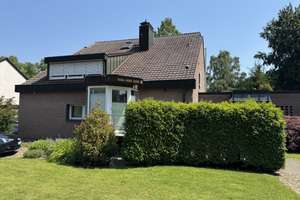 Erdgeschosswohnung im Zweifamilienhaus mit eigenem Eingang, Indoor-Pool, Sauna und Garten
