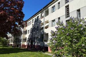 Zum Einzug bereit: helle 2,5 Zi.-Whg. mit Loggia in Seidnitz