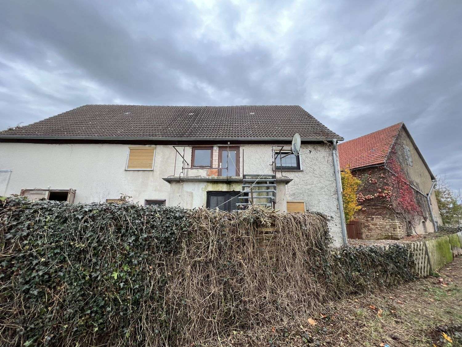 Sanierungsbedürftiges Zweifamilienhaus mit viel Potenzial / Möglichkeiten und einer Top Scheune, Waldeck Frankenberg Kreis – Bild 2
