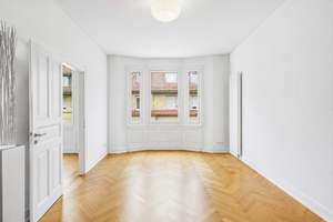 S-West: Stilvoller Altbau mit Stuck, Fischgrätparkett und sonnigem Westbalkon! – Die vollständige Adresse der Immobilie erhältst du vom Anbieter., 70176 Rosenberg, Stuttgart – Vorschaubild 2