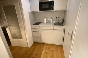 Erstbezug mit EBK: Stilvolle 1,5-Zimmer-Hochparterre-Wohnung mit geh. Innenausstattung – Emil Ridel Straße 11, 80538 München – Vorschaubild 2