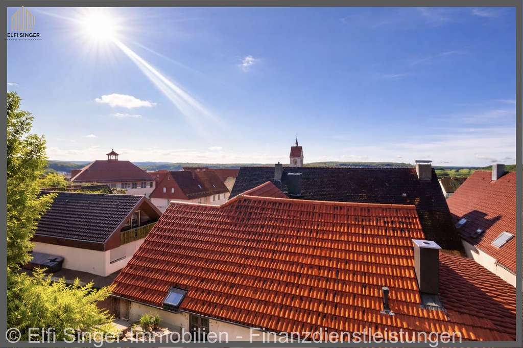 Immobilie in Erkenbrechtsweiler - Charmante Dachgeschosswohnung mit Alb-Blick – gemütliche 2 Zimmer, Stellplatz  Einbauküche - Bild 1