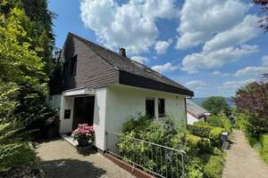 freistehendes Einfamilienhaus mit Einliegerwohnung, Garten 
und 2 Garagen in Trier-Heiligkreuz  – Die vollständige Adresse der Immobilie erhältst du vom Anbieter., 54295 Heiligkreuz, Trier – Vorschaubild 2
