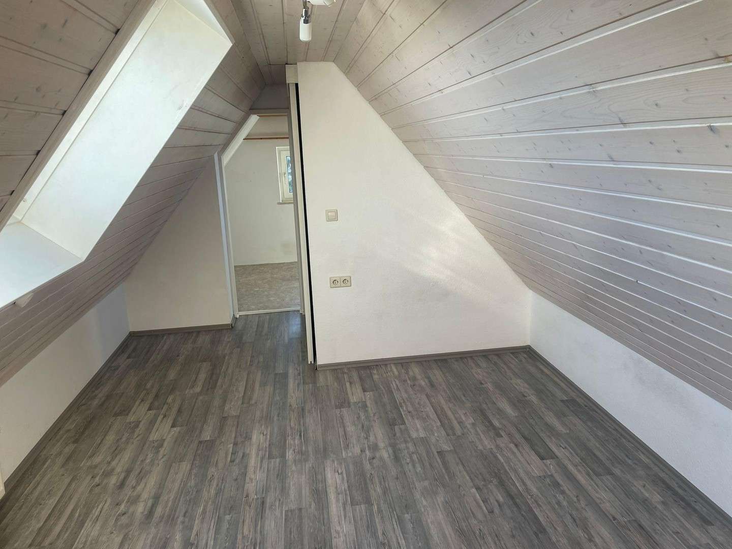 Immobilie in Korntal-Münchingen - Lichtdurchflutetet 3 Zi.-Whg. mit Sonnenbalkon, Gartenanteil und Tageslichtbad im Dreifamilienhaus - Bild 3