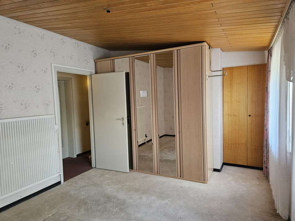mit Einbauschrank
