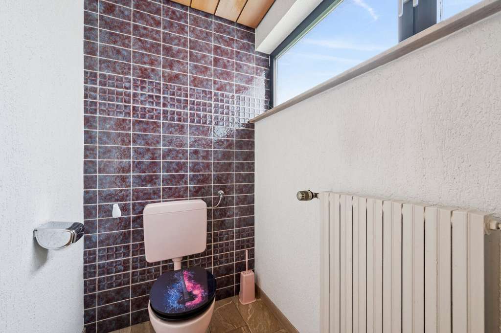 Immobilie in Überherrn - Freistehendes Mehrgenerationenhaus -          
drei Wohneinheiten - großer Garten
und Stellplätze - Bild 4