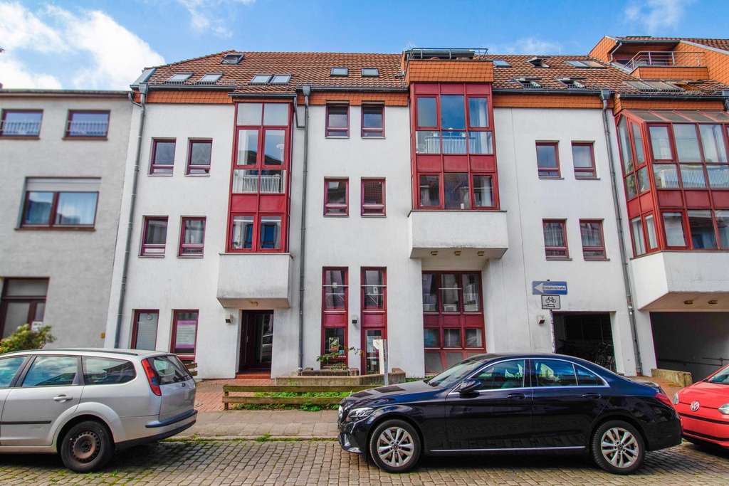 Bremen-Fesenfeld: Helle Etagenwohnung mit Balkon und Tiefgaragenstellplatz im Herzen von Bremen
