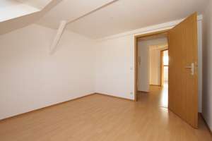 +++ Helle 3-Raum-Wohnung im Dachgeschoss mit Stellplatz! +++ – Limbacher Straße 14, 9113 Schloßchemnitz, Chemnitz – Vorschaubild 2