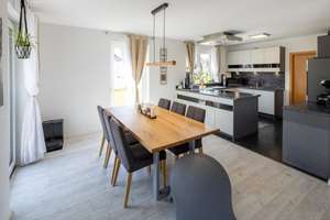 Modernes Einfamilienhaus – Familienidyll mit großem Garten und zwei Garagen – Die vollständige Adresse der Immobilie erhältst du vom Anbieter., 87776 Sontheim – Vorschaubild 2