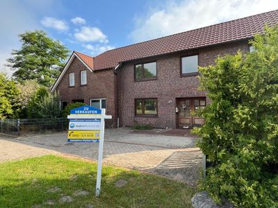 Zwei aneinanderliegende gepflegte Wohnhäuser auf großem Grundstück am Rande von Leerhafe!