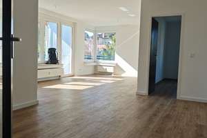Frisch renoviert: Helle 3-Zimmer-Wohnung mit Balkon mit Top-Verkehrsanbindung in ruhiger Lage