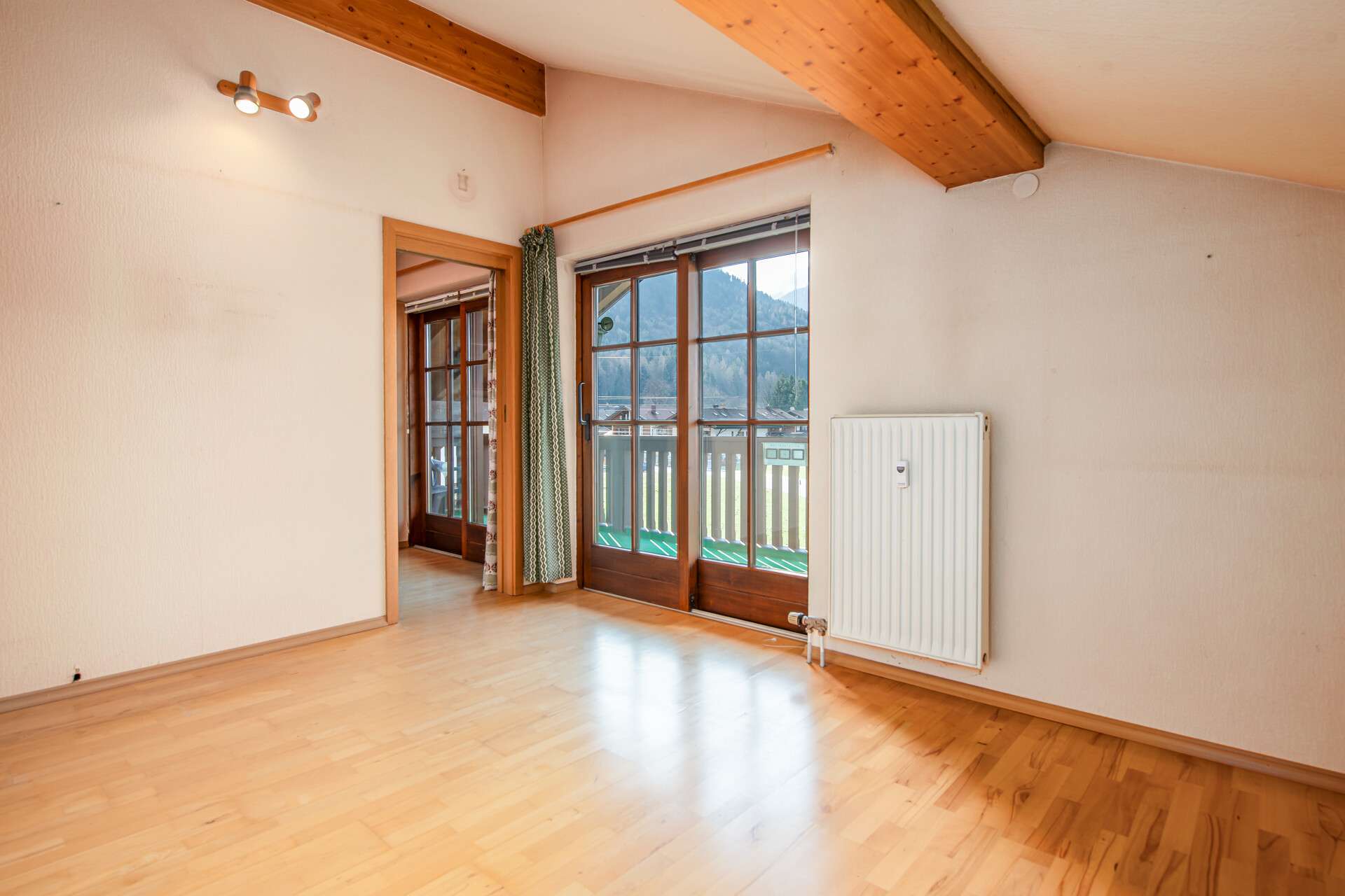 2-Zimmer-DG-Wohnung in Mittenwald mit Balkon & TG-Stellplatz, renovierungsbedürftig, Garmisch Partenkirchen Kreis – Bild 2
