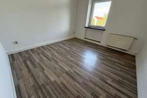 3.OG / Modernes Laminat - frei ab 1.10.26  - Großer Balkon an der Küche – Jahnstraße 39, 9126 Lutherviertel, Chemnitz – Vorschaubild 3