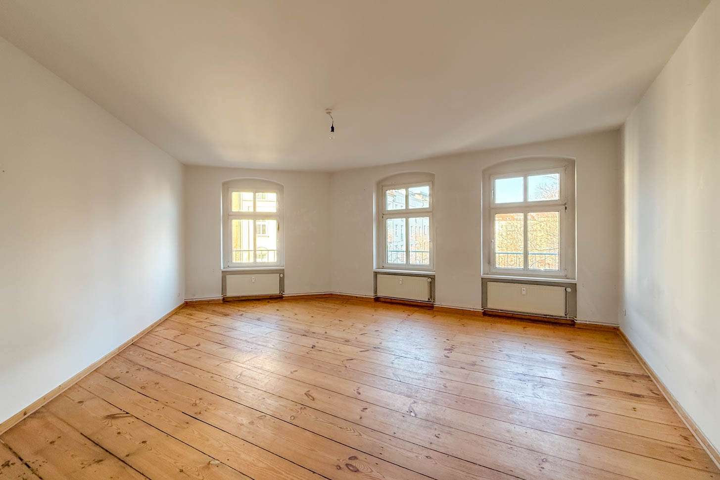 5-Zimmer-Altbauwohnung mit Gestaltungspotential direkt am Zionskirchplatz, Berlin – Bild 1