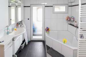 Hell, offen, großzügig – Dachgeschosswohnung mit Veranda &
Stauraum – Die vollständige Adresse der Immobilie erhältst du vom Anbieter., 70469 Lemberg/Föhrich, Stuttgart – Vorschaubild 4
