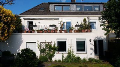 GROßZÜGIGES UND CHARMANTES ZWEIFAMILIENHAUS MIT ZUSÄTZLICHEM WORKSPACE - 287 m² FLÄCHE