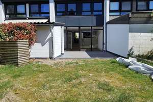 Neuwertiges Reihenmittelhaus mit PV-Anlage, Fußbodenheizung, neuem Dach, eigenem Garten & Garage