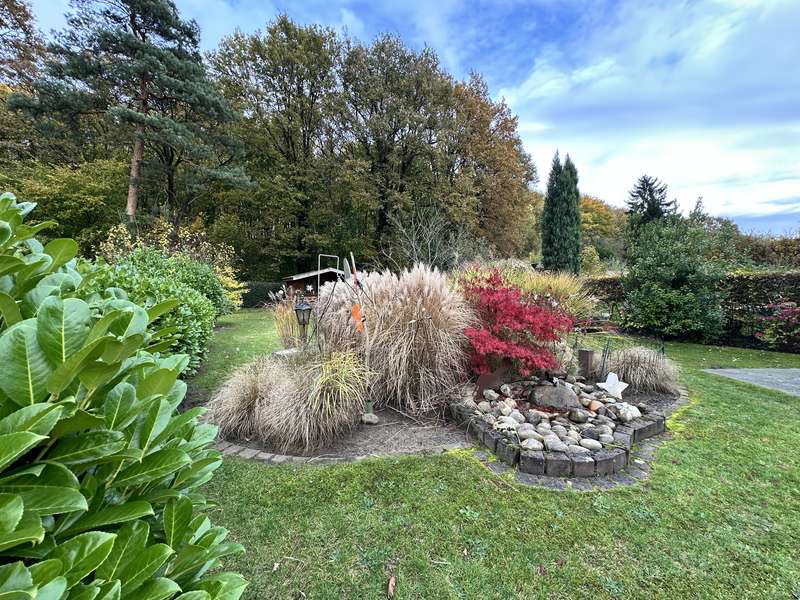 Charmante Zweifamilienhaus mit viel Platz und großem Garten