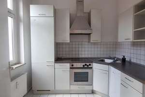 Großzügige 3-Zimmer mit Laminat, EBK, Wannenbad mit Fenster und Balkon in zentraler Lage