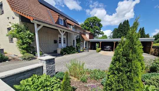 Bild von EFH mit Einliegerwohnung, Photovoltaikanlage, großem Carport und Abstellfläche