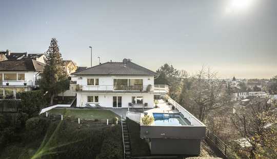 Bild von NEU ! *Paul & Partner* EXKLUSIVES EINFAMILIENHAUS IN TRAUMLAGE MIT POOL & UNVERBAUBAREM WEITBLICK !