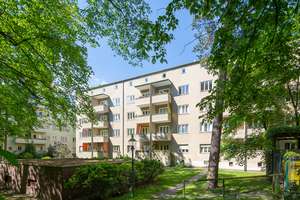 mit Balkon und neuem Tageslichtbad