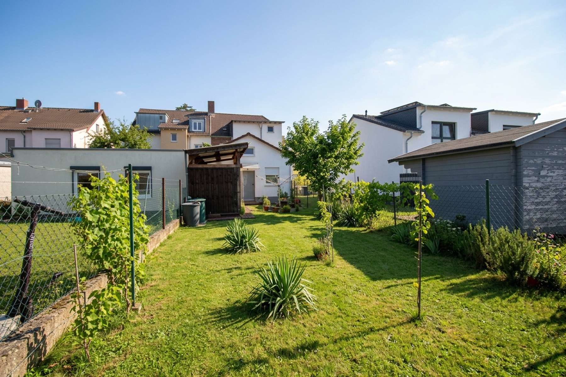 2 Wohneinheiten im Ober- und Dach-geschoss mit Nebengebäude & Garten in Großauheim, Main Kinzig Kreis – Bild 1