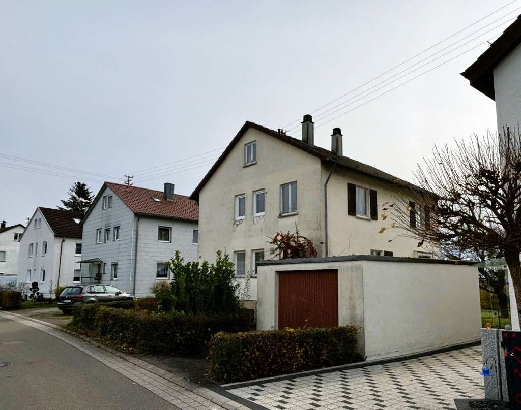 Freistehendes Einfamilienhaus mit Potential auf großem Südgrundstück und traumhaftem Ausblick