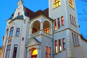 Hochwertige 3-Raum-Dachgeschosswohnung in einzigartiger Villa mit Parkett, Vollbad und Einbauküche!!