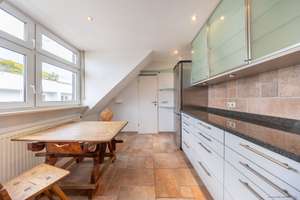 Schwabing – am Hohenzollernplatz: 4-Zimmer-Maisonettewhg. im DG mit Balkon zum Innenhof, Lift & TG. – Die vollständige Adresse der Immobilie erhältst du vom Anbieter., 80796 Neuschwabing, München – Vorschaubild 11