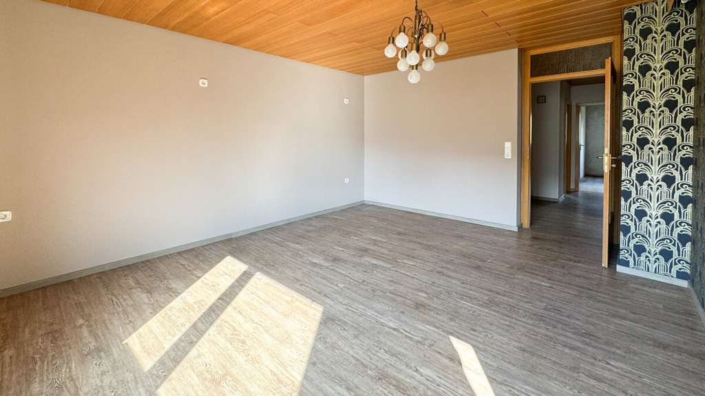 Immobilie in Dettingen an der Erms - Attraktive 3-Zimmer-Wohnung mit Balkon in ruhiger Lage von Dettingen/Erms - Bild 1