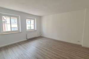 Zentral & ruhig mit Blick ins Grüne: Helle 2 Zimmer + Einbauküche + Laminat + Bad mit Fenster – Wollenweberstraße 8, 18055 Stadtmitte, Rostock – Vorschaubild 3