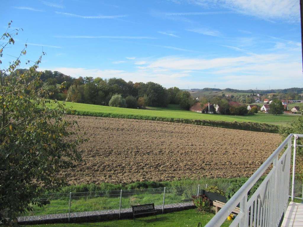 Immobilie in Rudelzhausen - 4-Zimmer-DG-Wohnung in einem topgepflegten Wohnhaus (nur 3 WE) in traumhafter Lage - Bild 3