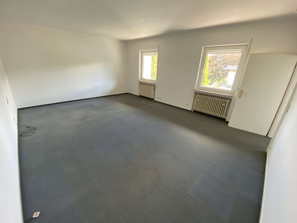 Immobilie in Ransbach-Baumbach - Viel Platz zum Leben - Großzügiges Anwesen auf
  2.300 m² Parkgrundstück - Bild 3