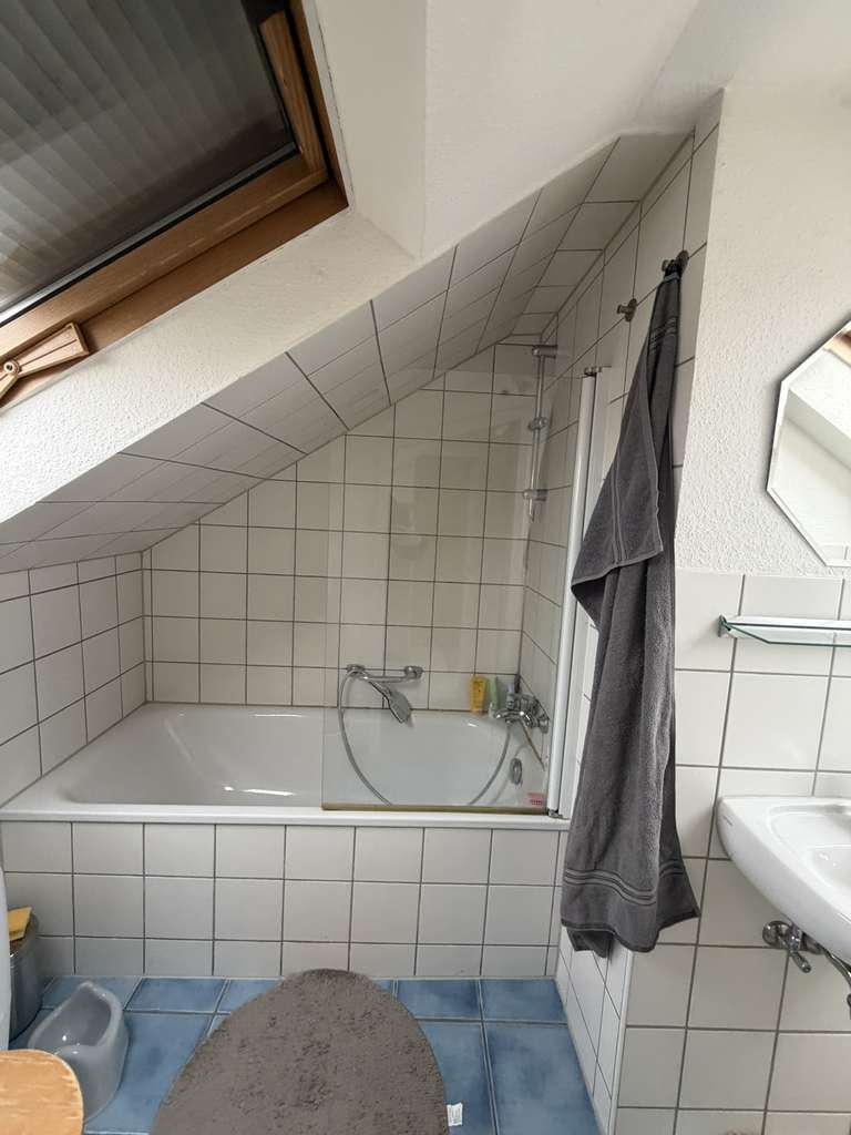 Immobilie in Filderstadt - GEMÜTLICHE 2-Zimmer-DG-Wohnung mit Stellplatz in Filderstadt-Bernhausen - 143-26 - Bild 2