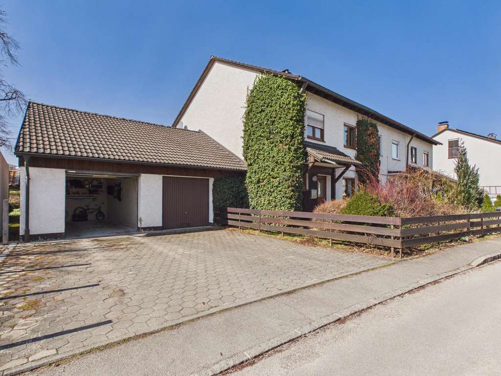 Immobilie in Grafing bei München - Charmantes Reihenendhaus mit großem Platzangebot, Studio im Dachgeschoss & viel Potential - Bild 1