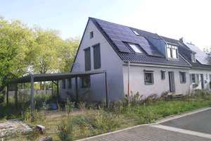 Attraktive Doppelhaushälfte mit großem Grundstück, Terrasse und Carport in gefragter Lage von 40593