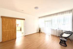 Top-Lage & Weitblick am Fennsee: Helle, bezugsfreie 2-Zimmer-Wohnung. Für Selbstnutzer oder Anleger – Ermslebener Weg 4, 10713 Wilmersdorf, Berlin – Vorschaubild 1