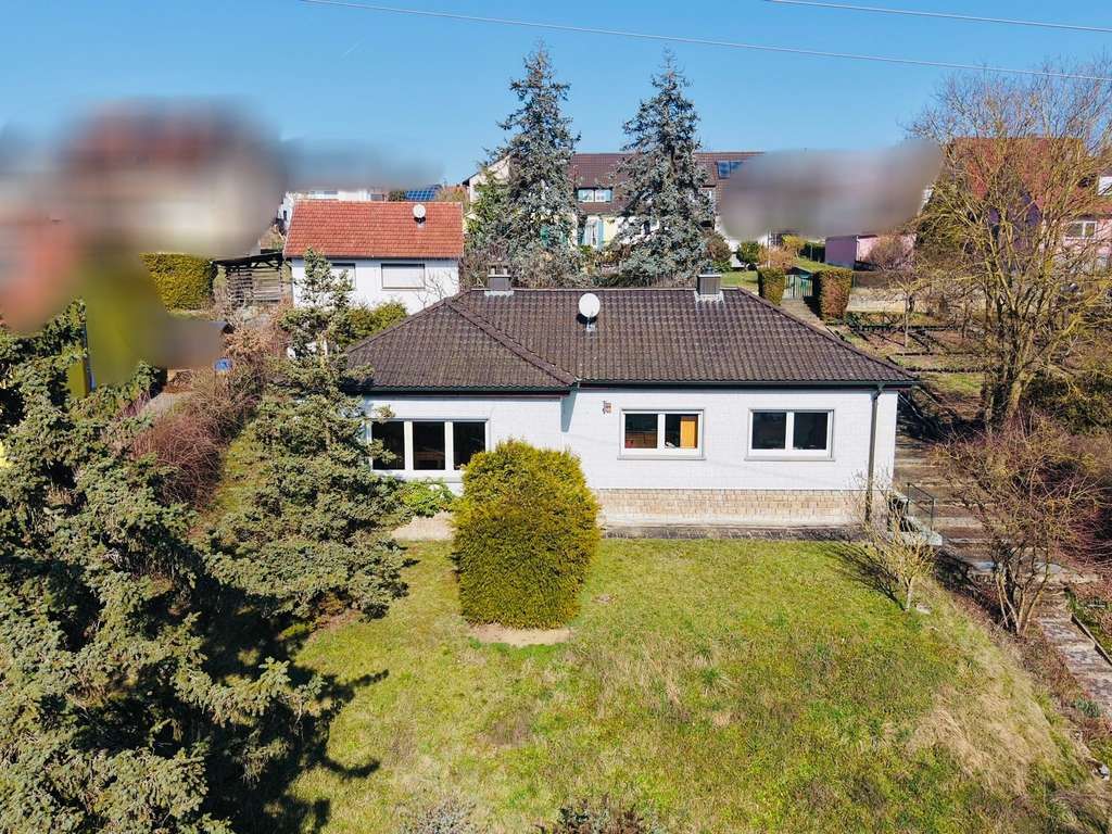 Immobilie in Gädheim - Ihr Platz an der Sonne... von viel Grün umgebenes Haus auf einem ca. 2.500m² großen Grund und ein - Bild 1