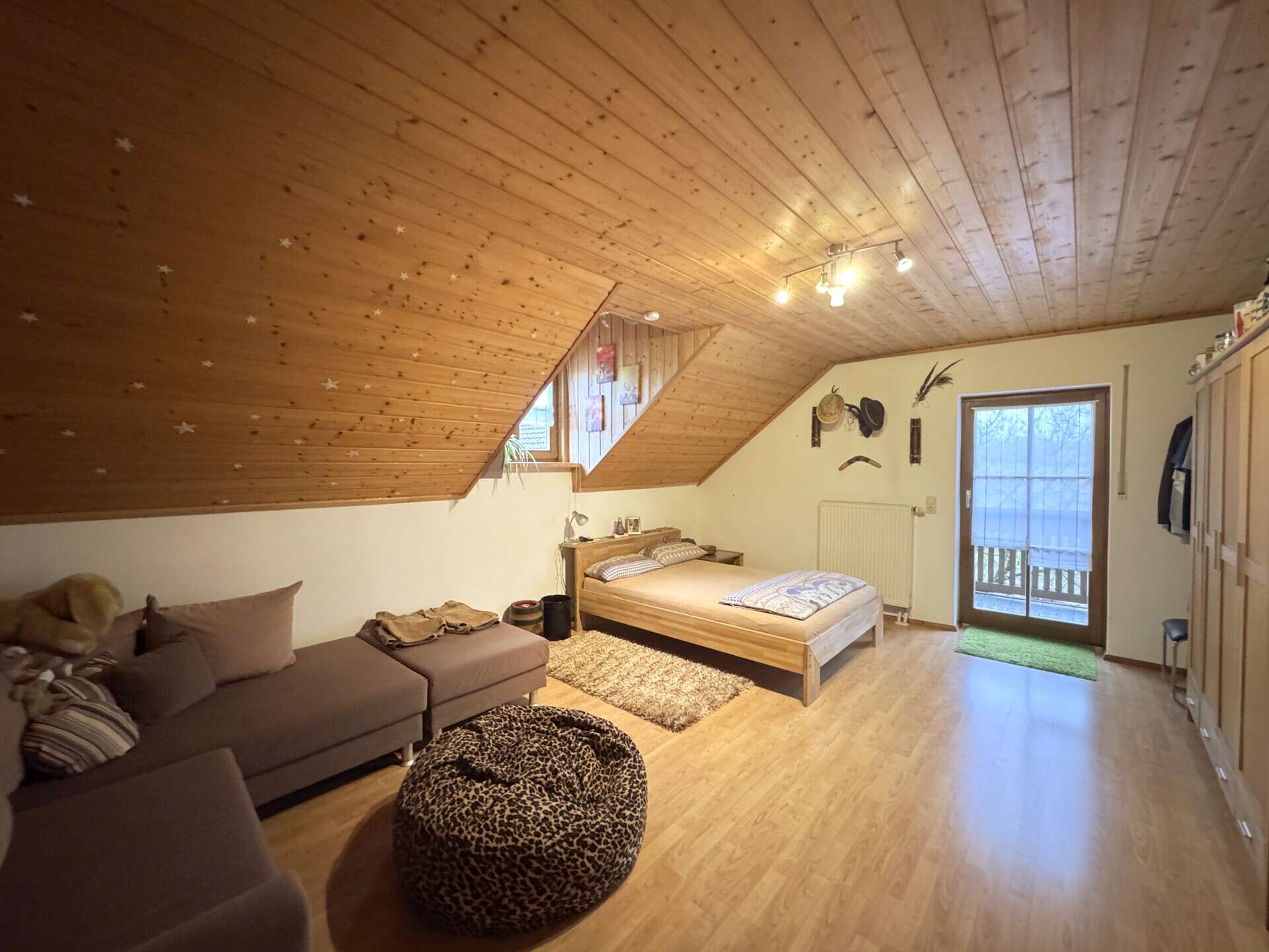 Immobilie in Bayerbach b. Ergoldsbach - Wohnhaus mit Weitblick & Freiraum – vielseitiges Anwesen mit Tierhaltung und zwei Einliegerwohnungen - Bild 10