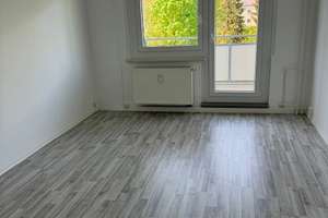 4-Raum Wohnung mit Balkon & Dusche, EBK möglich – Bernsdorfer Str. 162, 9126 Bernsdorf, Chemnitz – Vorschaubild 1