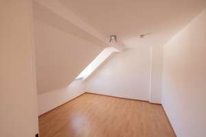 Renovierte 2-Zimmer Dachgeschosswohnung mit Einbauküche – Mittelriede 11, 38104 Wabe-Schunter-Beberbach, Braunschweig – Vorschaubild 4