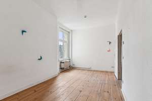 Create your Mitte-Home: unsaniertes Apartment im modernisierten Altbau-Ensemble.