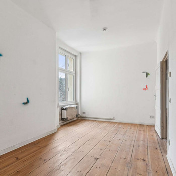 Create your Mitte-Home: unsaniertes Apartment im modernisierten Altbau-Ensemble.