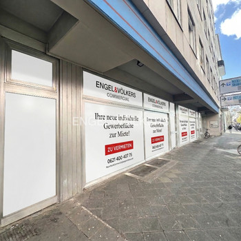 Kino gegenüber, Erfolg voraus! - Schaufensterfront, Stellplätze